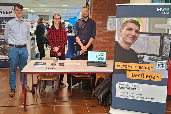 Ausbilder mit zwei Auszubildenden bei der 16. Lehrstellenbörse in Gadebusch 2024 © LAiV