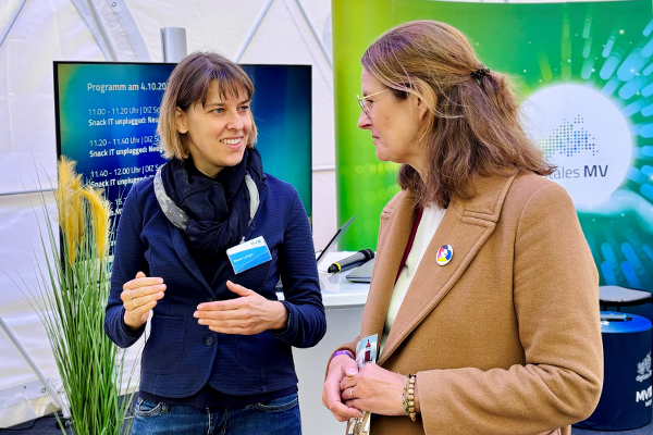 Ministerin Martin informiert sich über das Portal GeoLab © LAiV